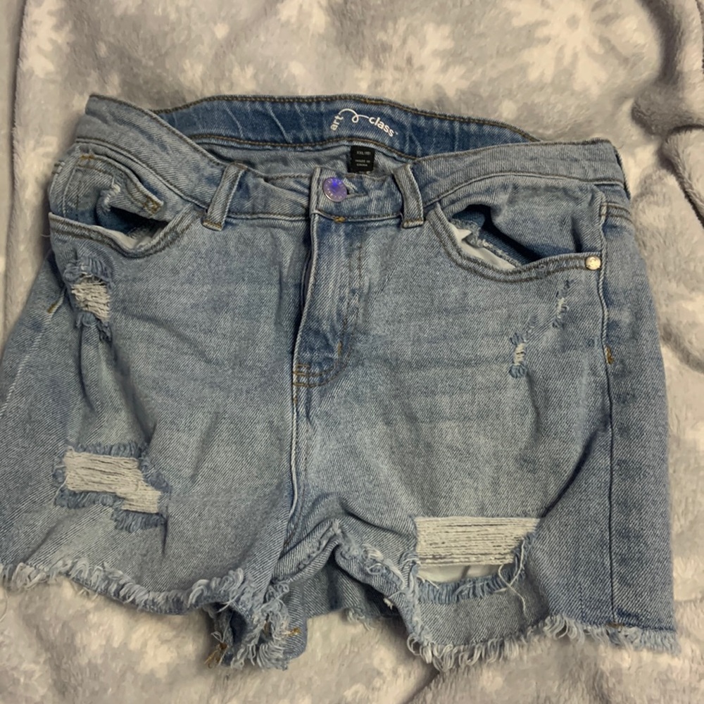 Short ripped jeans